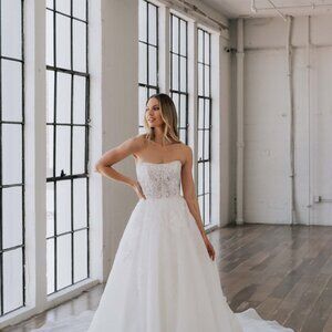New!! Ballgown Wedding dress WITH VEIL!!! Serene by Madi Lane